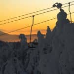 Vue du couché de soleil en ski