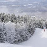 Skieur descendant une piste