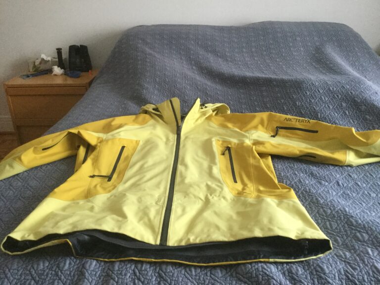 Manteau Arcterxyx (coquille) jaune (2 couleurs) a vendre