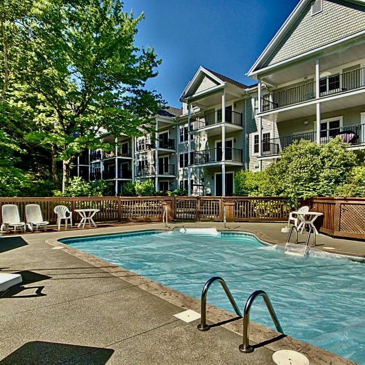 Condo à louer deux chambres bike-in/bike out avec piscine chauffée